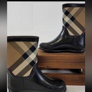 Authentic Burberry Girl's Black/Plaid Rubber Boots Sole Measurement: 8" L, 3" W